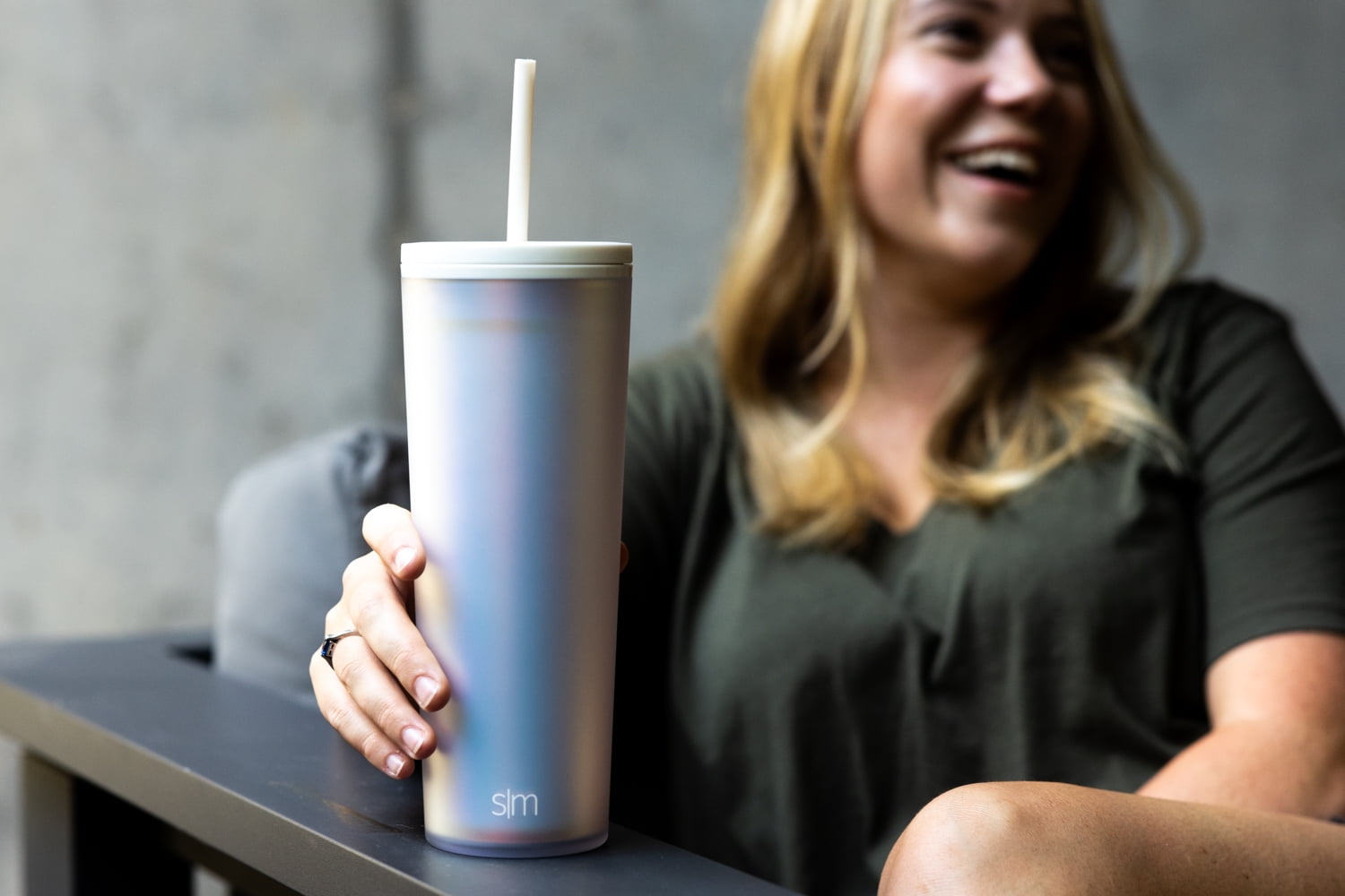 Simple Modern 24 fl oz Double Wall Plastic Classic Tumbler with Straw|Opalescent - I1LQ